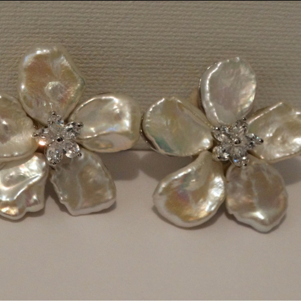 Simon Ju Silver Tone Biwa Pearl W/Sparkling Center Flower Clip Earrings